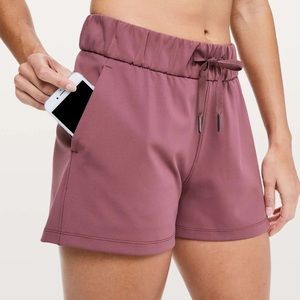 Lululemon on the fly shorts woven - misty merlot - size 4